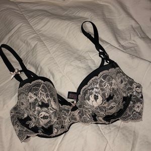 Victoria’s Secret Bra. 34C.